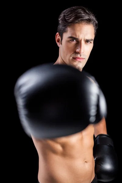 Retrato de boxeador realizando postura de boxe — Fotografia de Stock