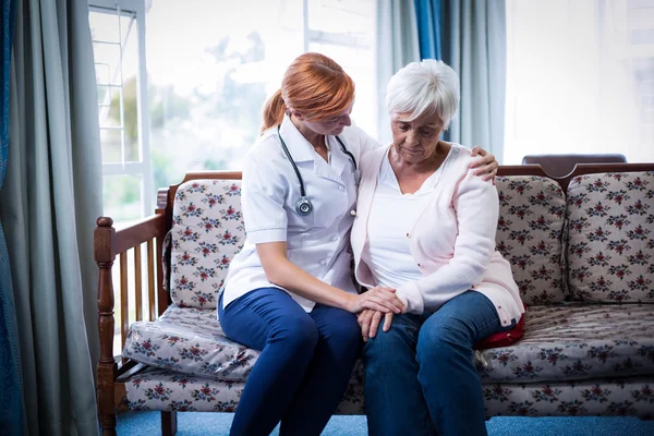 Läkare tröstande senior kvinna — Stockfoto