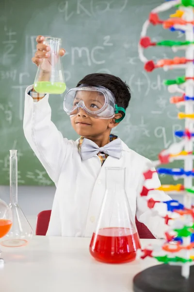 Colegial haciendo un experimento químico —  Fotos de Stock