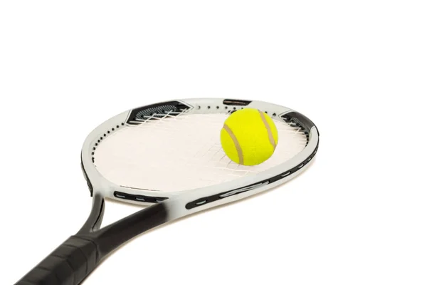 Balle de tennis et raquette sur fond blanc — Photo