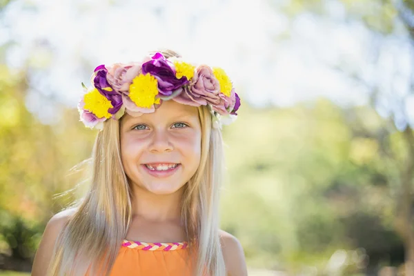 Jong meisje glimlachend in park — Stockfoto