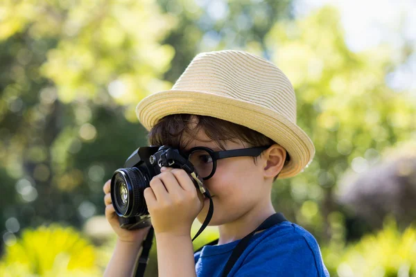 Pojke klickande fotografi från kamera — Stockfoto