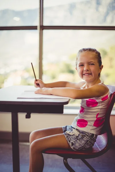 Chica haciendo la tarea en el aula — Foto de Stock