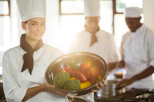 Chef mostrando tazón de verduras — Foto de Stock