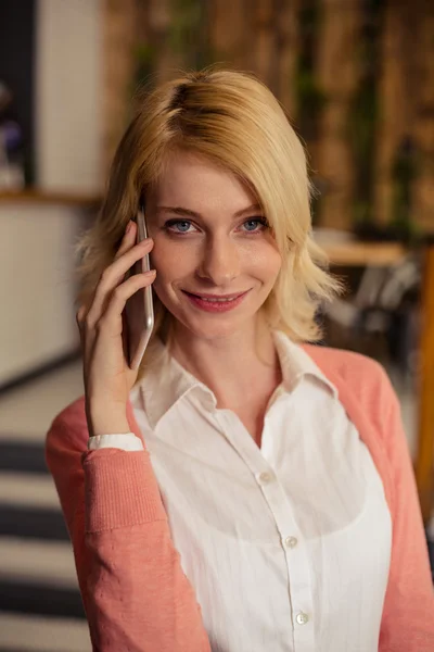 Случайная деловая женщина по телефону — стоковое фото