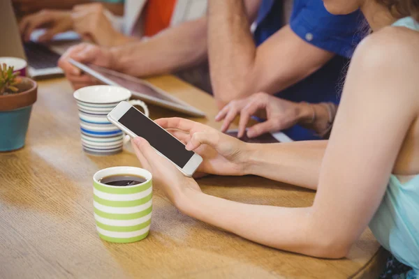 Concéntrate en las manos con smartphone — Foto de Stock