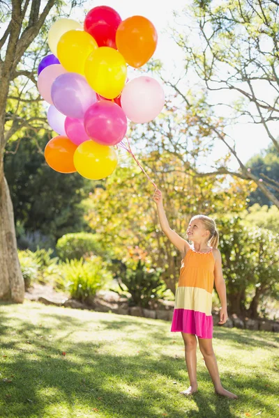Chica sosteniendo con globos — Foto de Stock