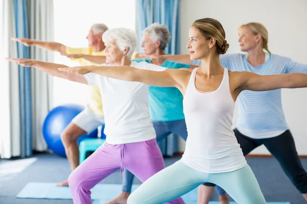 Istruttore che esegue yoga con gli anziani — Foto Stock