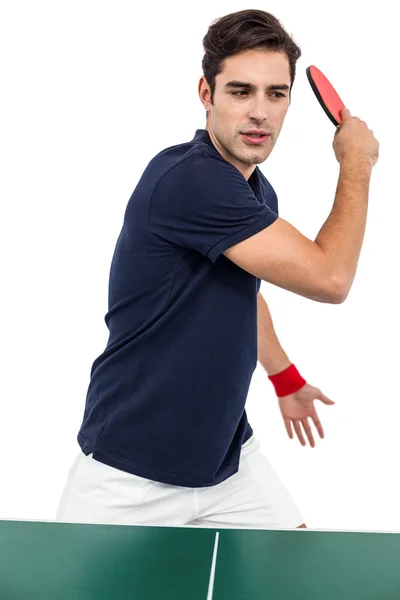 Atleta masculino seguro jugando al tenis de mesa — Foto de Stock