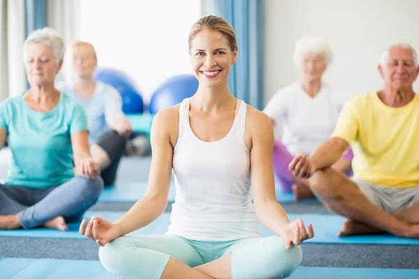 Instruktör utför yoga med seniorer — Stockfoto