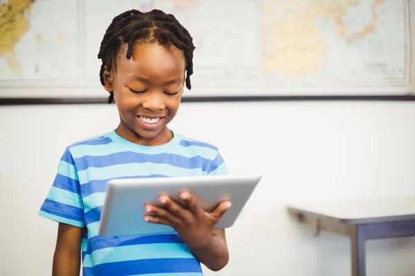 Scholier met behulp van de tablet in de klas — Stockfoto