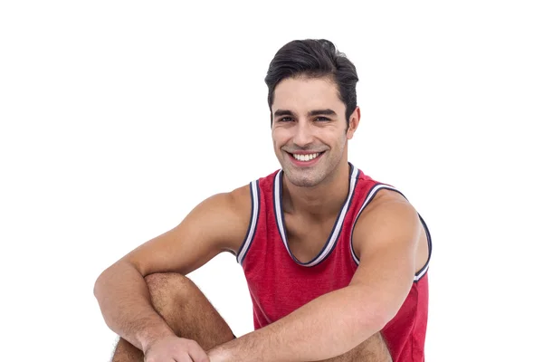 Retrato de atleta feliz sentado no fundo branco — Fotografia de Stock