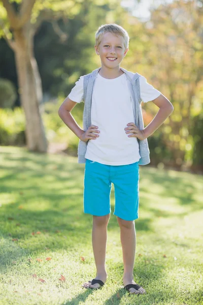 Sorrindo menino de pé no parque — Fotografia de Stock