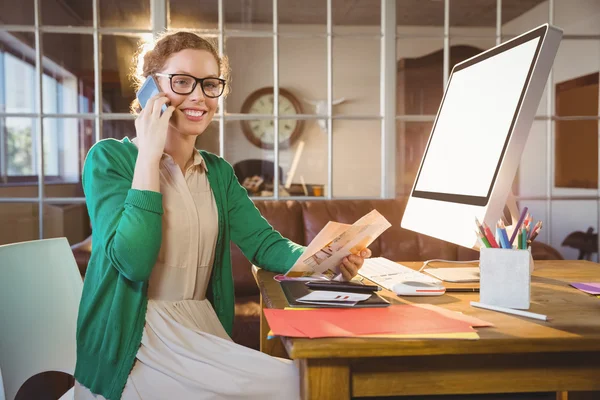 Affärskvinna ringa på telefon — Stockfoto