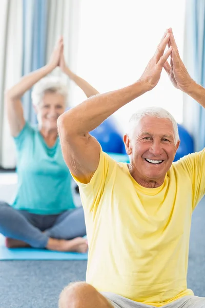 Seniors performing yoga — Stock Photo, Image