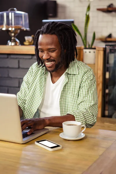 Homem usando laptop na cafetaria — Fotografia de Stock