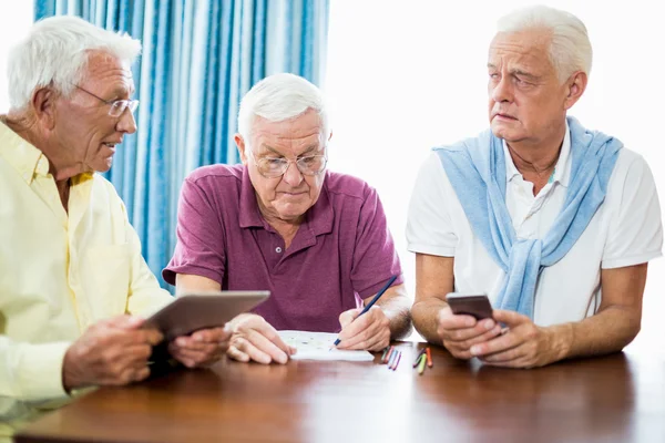 Senioren verbringen Zeit miteinander — Stockfoto