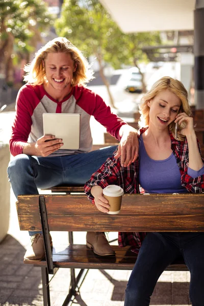 Cliente usando um computador tablet — Fotografia de Stock