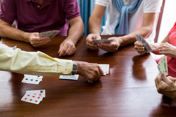 Idosos jogando cartas — Fotografia de Stock