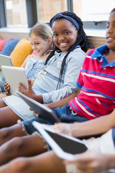 Schüler nutzen Tablets — Stockfoto