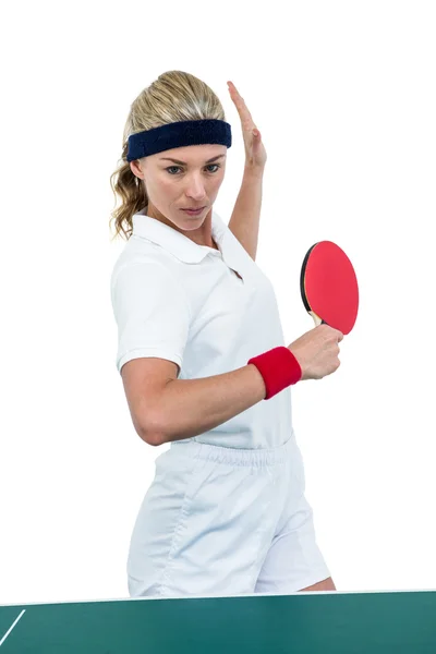 Atletka hraje stolní tenis — Stock fotografie