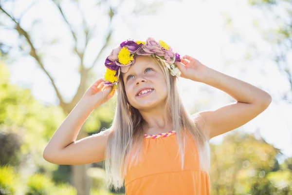 Young girl smiling in park — Stock Photo, Image