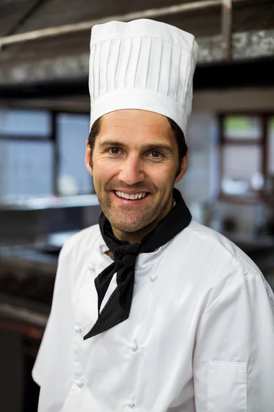 Chef-kok permanent in commerciële keuken — Stockfoto