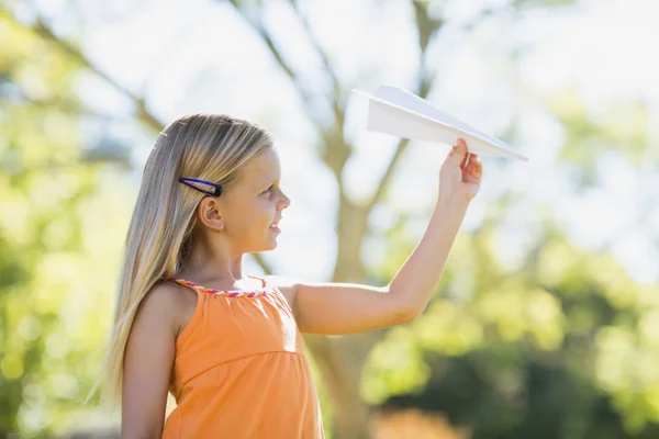 Mladá dívka si hraje s paper plane — Stock fotografie