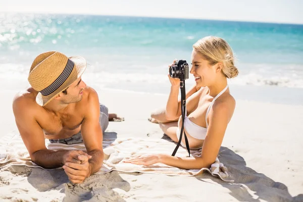 Woman taking picture of her man — Stock Photo, Image