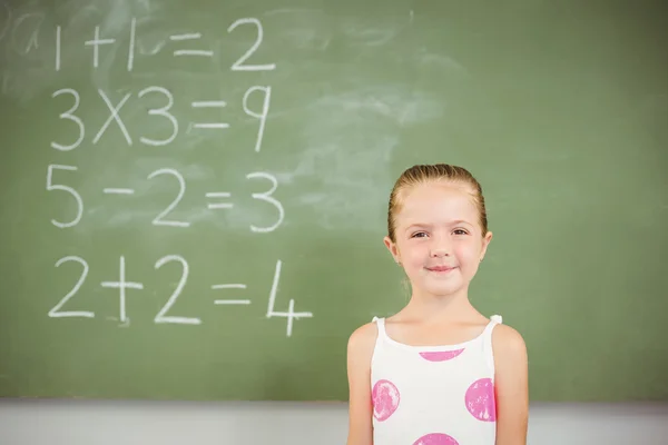 Écolière souriant dans salle de classe — Photo