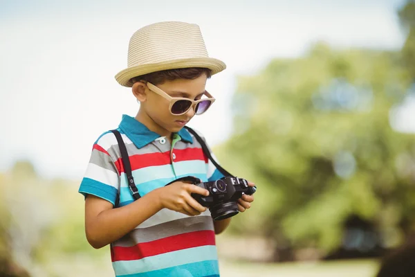 Çocuk bir fotoğraf kamera kontrol — Stok fotoğraf