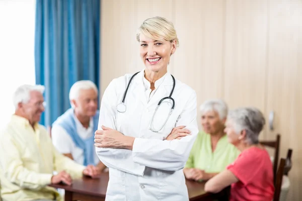 Krankenschwester mit verschränkten Armen — Stockfoto