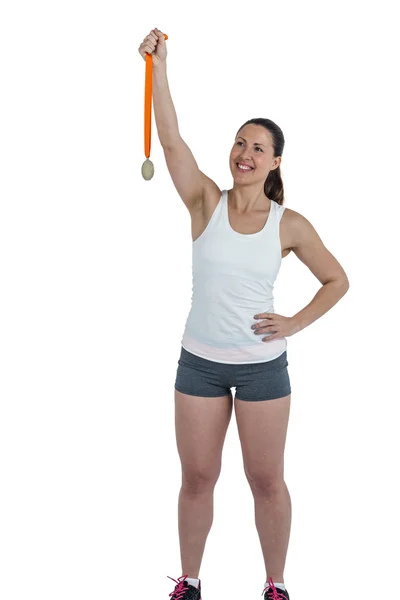 Γυναίκα ευτυχισμένη αθλητής κρατώντας χρυσό μετάλλια μετά τη νίκη — Φωτογραφία Αρχείου