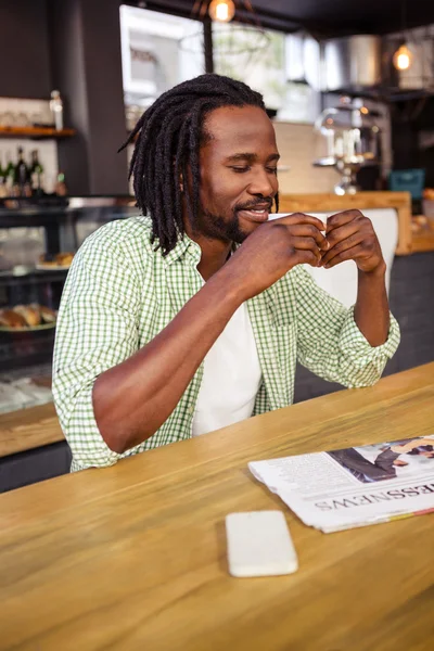 Un homme qui boit une tasse de café — Photo