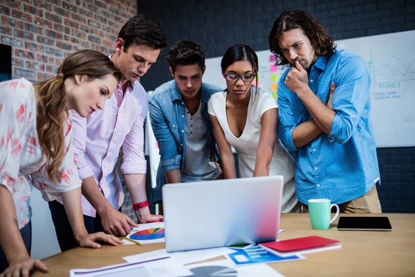 Gruppen av formgivare som arbetar på en dator — Stockfoto