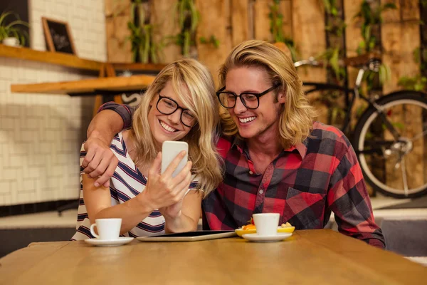 Para robi sobie selfie — Zdjęcie stockowe