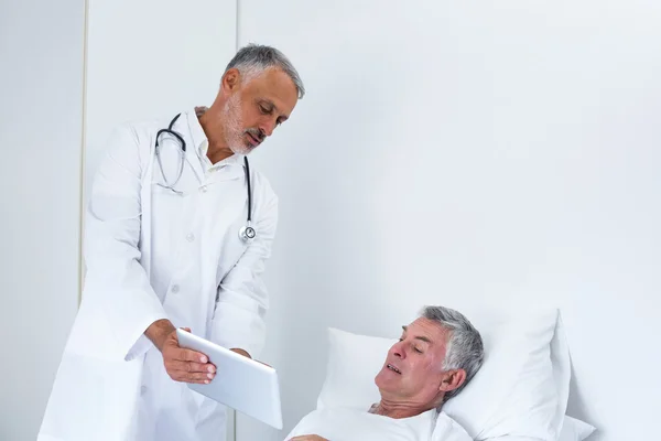 Male doctor discussing medical reports — Stock Photo, Image