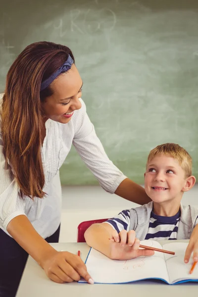 Professor ajudando um menino com lição de casa — Fotografia de Stock
