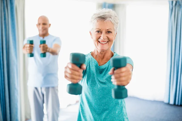 Seniors using weights — Stock Photo, Image