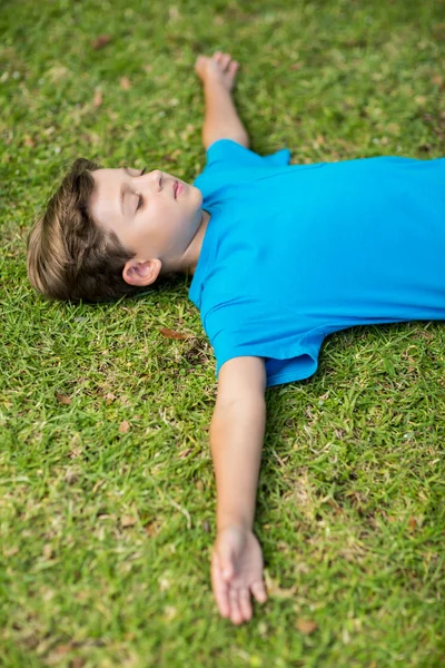 Jeune garçon dormant dans le parc — Photo