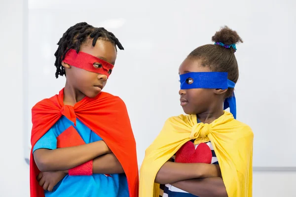 Jongen en meisje voorwenden om superheld — Stockfoto