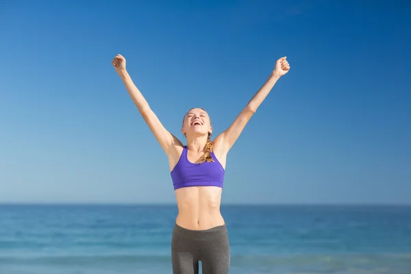 Mujer sonriendo mientras hace ejercicio — Foto de Stock