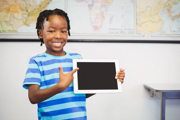 Écolier montrant tablette en classe — Photo