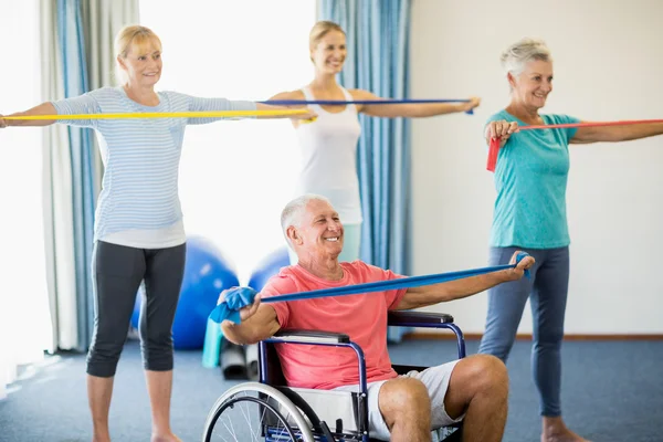 Yaşlılar bantları germe ile egzersiz — Stok fotoğraf