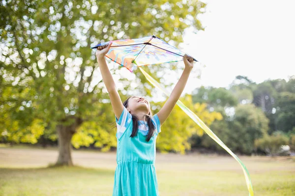 Menina segurando pipa no parque — Fotografia de Stock