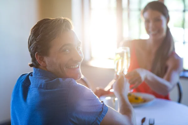 Par skålar champagne flöjter — Stockfoto