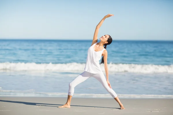 Kadın plajda yoga yapıyor. — Stok fotoğraf