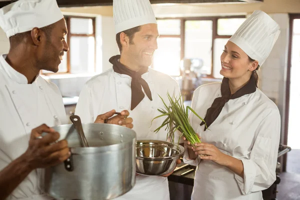 Chef-koks praten tijdens het bereiden van voedsel — Stockfoto