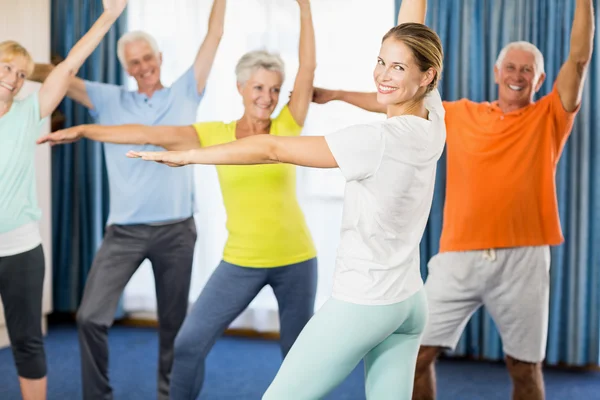 Instructor care face exerciții cu vârstnicii — Fotografie, imagine de stoc