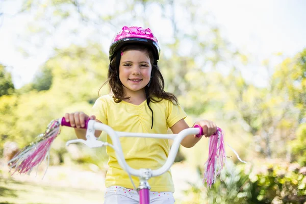 Chica sonriente montando en bicicleta — Foto de Stock